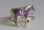 Eksklusiv ring med hest af lilla turkis og sterling s�lv.